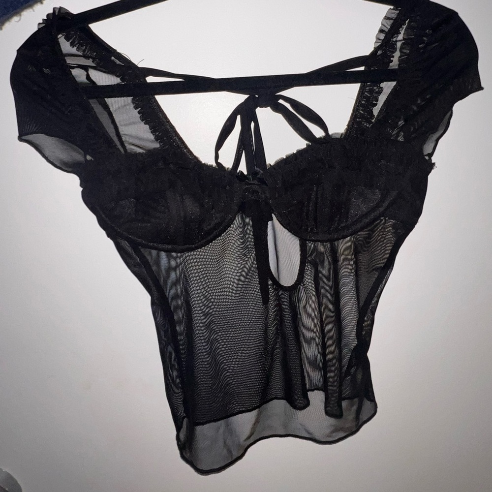 I am gia transparent black top. Has cups in breast area so very lifting. Size xs
